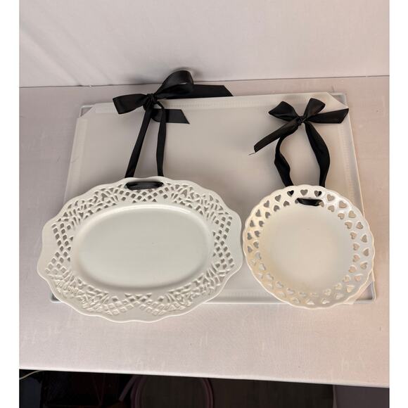 VINTAGE TWOS COMPANY WHITE PORCELAIN CUT OUT WALL HANGING PLATES - Picture 1 of 4